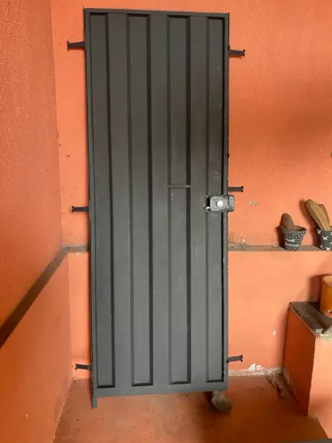 Portão reformado com trança nova e pintura nova  - Segurança e Durabilidade!