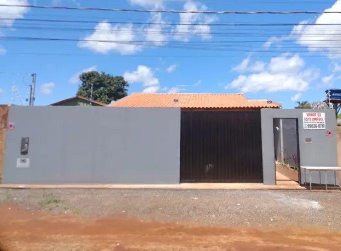 Linda casa no jardim balsámo, com 3 quartos , sendo 1 suíte, casa ampla e confortável.
