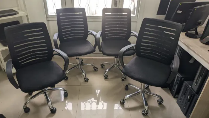 Cadeiras de escritório Semi Novas R$180,00 cada