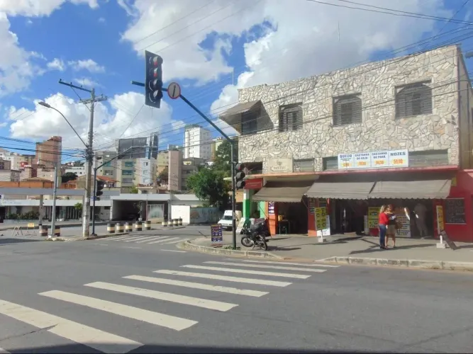 Casa Comercial e Residencial e 05 Lojas à Venda Bairro Renascença