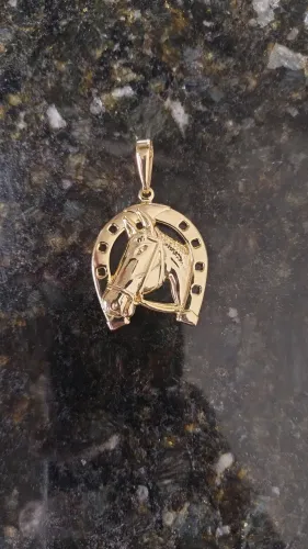 Pingente ferradura de cavalo G, banhado em ouro 18k.