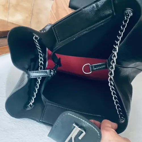 Bolsa de ombro preta com corrente