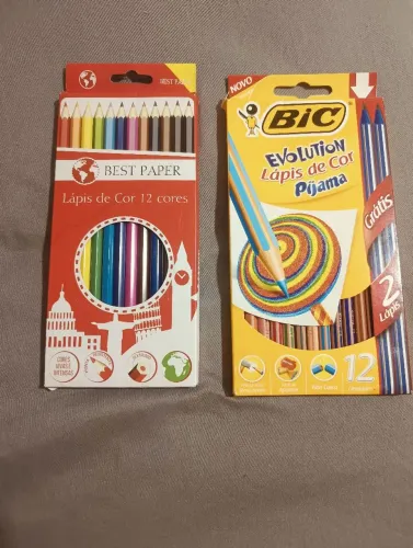 Duas caixas de lápis de cor já vai de brinde mais dois lápis grafite