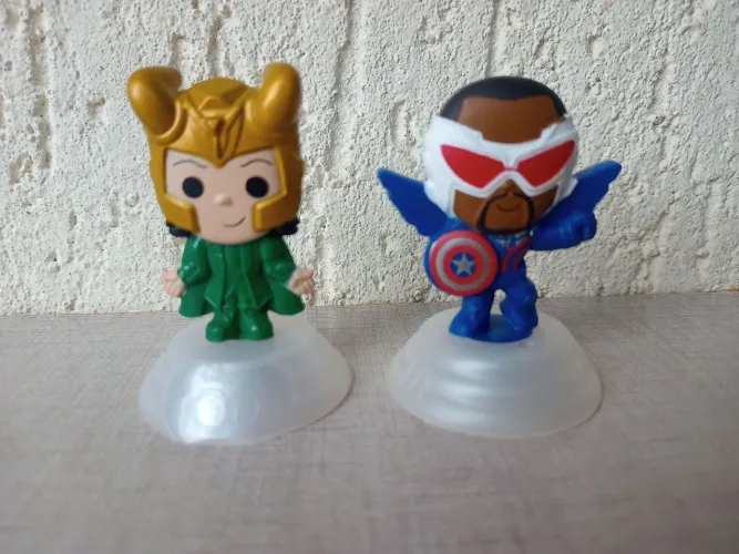 Bonecos Loki e Falcon - Marvel Disney 