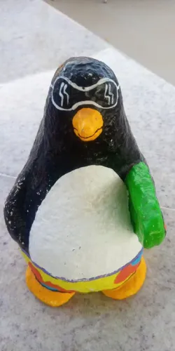 Pinguim surfista em papel machê. 17 cm