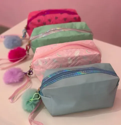 Organização com charme! Vem escolher a sua Linda necessaire colorida com detalhe em pom