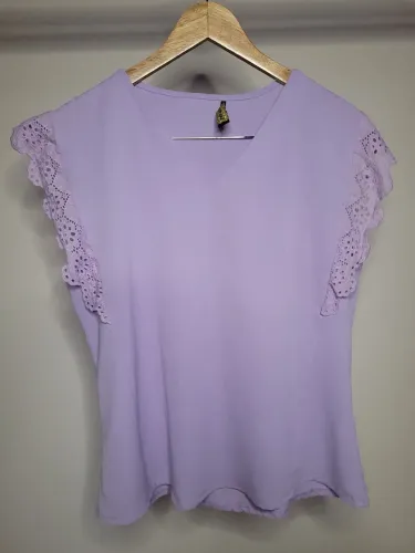 Blusa feminina social com renda lilás - Tamanho GG