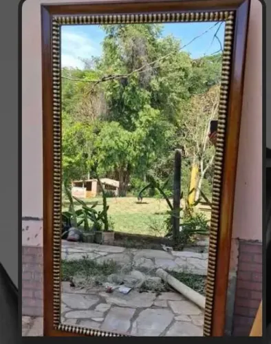 Espelho Decorativo com Moldura Dourada