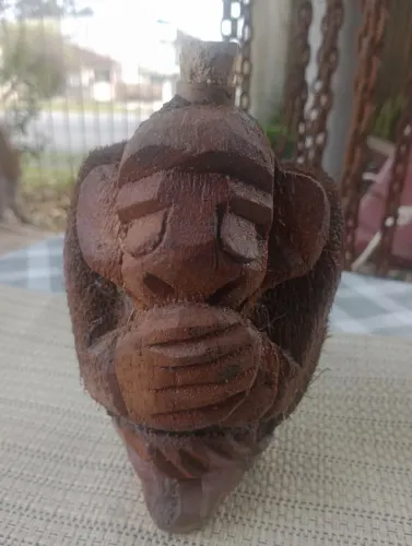 Escultura de coco artesanal em forma de garrafa...