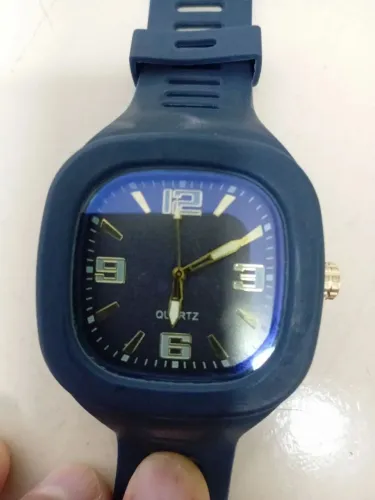 Relógio de pulso azul moderno (Pequena Deformação lado superior da pulseira)