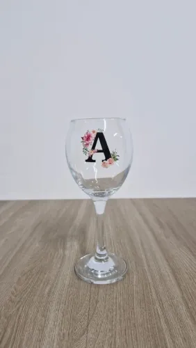 Taça de vinho personalizada com inicial