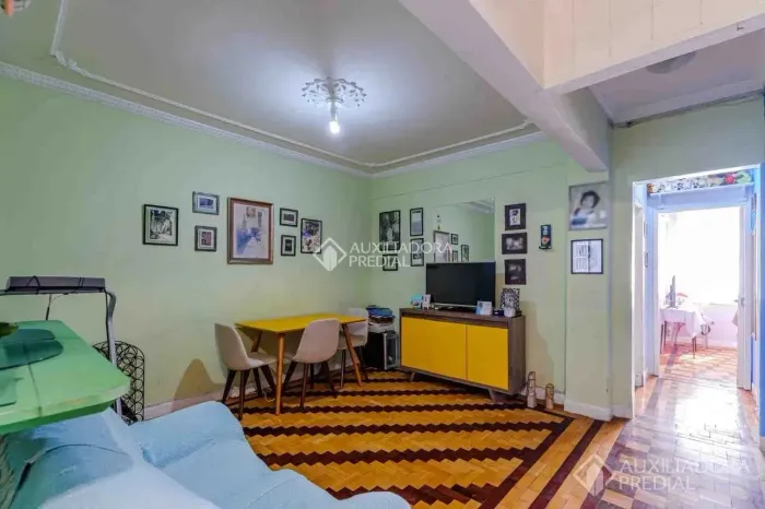 Apartamento com 2 quartos de frente com elevador no bairro Santana - Porto Alegre - RS