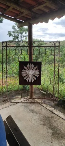 Quadro Decorativo em Metal com Detalhe em Madeira