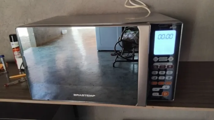 Vendo micro ondas Brastemp 30 litros funcionando perfeitamente todo de inox espelhado 