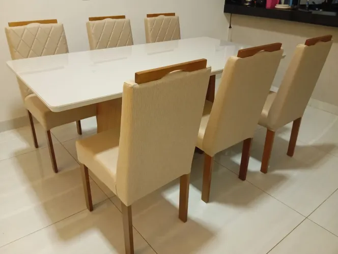 Mesa nova a pronta entrega e com cadeiras de madeira maciça 