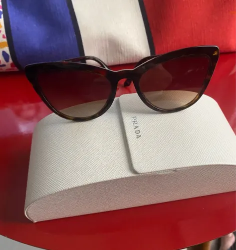 óculos de sol marrom - a caixinha é prada preta seminovo original - prada