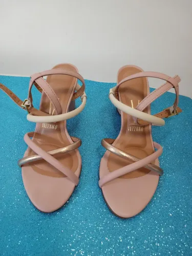 Sandália Vizzano de tiras rosa, creme e ouro rosado.