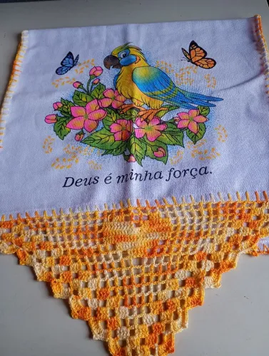 Pano de prato decorativo com bordado artesanal