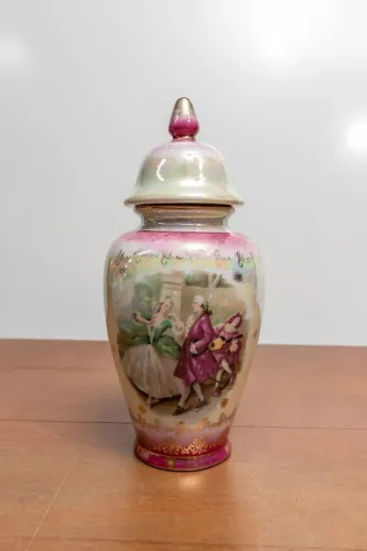 Antigo POTICHE de Porcelana Anos 60, com delicado efeito furtacor, faixas bordô, cena gala