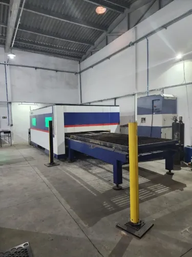 MÁQUINA DE CORTE A LASER FIBRA 1000W - MESA DE TROCA
