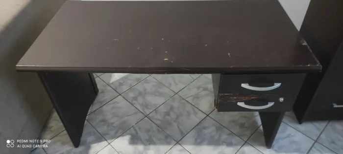Mesa de Escritório com duas gavetas.