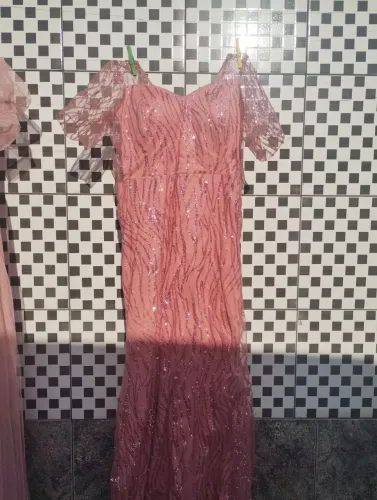 Vestido de festa rosa com brilho