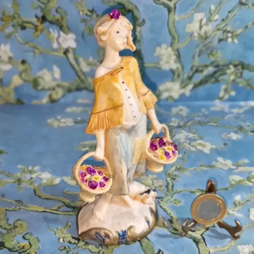  Estatueta florista,resina 16 cm.Numerada e assinada Simonelli Depose Italy 725.Anos 50.