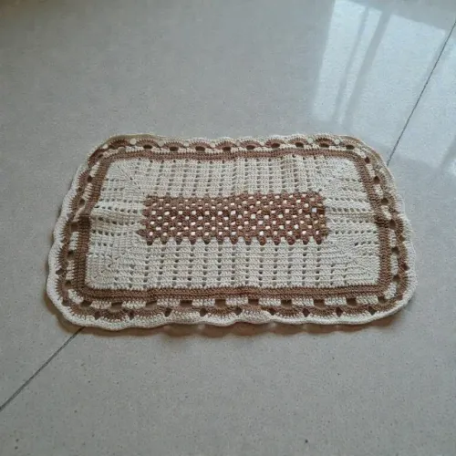 Tapete de Crochê Branco e Marrom - Feito à Mão (72x42 cm)