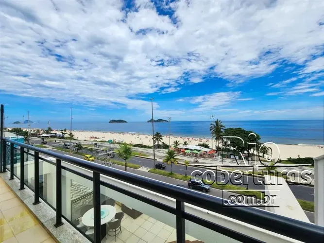 Cobertura à venda na Praia da Barra da Tijuca. Frontal praia e mar.