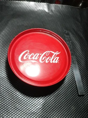 coca cola lata com porta copos