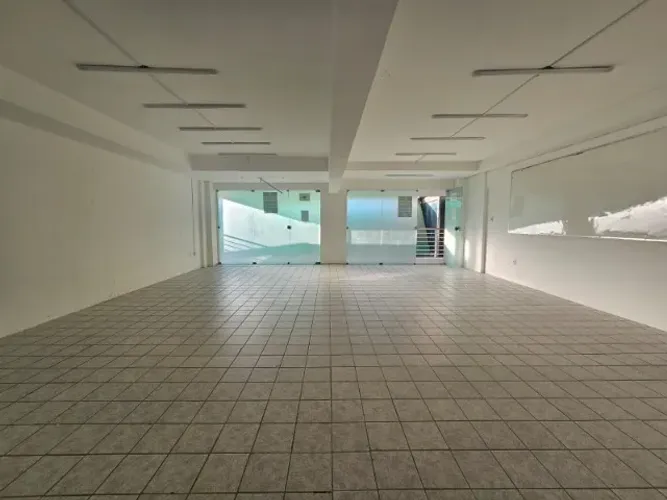 Alugo Loja c/ 60m2 em Manaíra, a 2 ruas da praia, com condomínio e água inclusos!