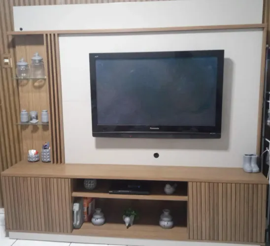 Painel de tv em.madeira com.ripado 380rs.