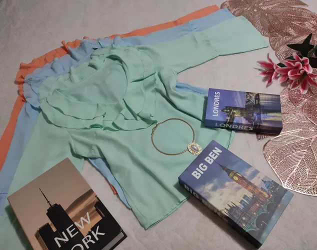 Blusa de Crepe de Mangas Longas e decote V com babado.