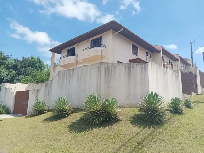 Sobrado a venda com 197m² com 03 quartos no bairro Guabirotuba - Curitiba - PR