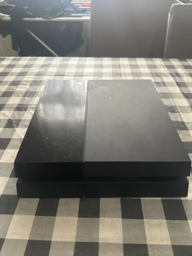 Vendo ps4 fat 500gb com dois controles