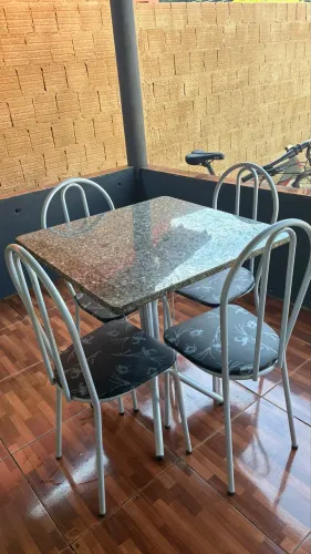 Mesa com 4 cadeiras