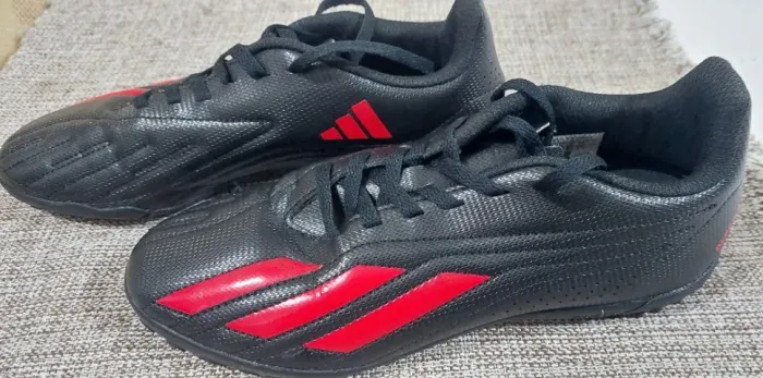 Chuteira adidas society