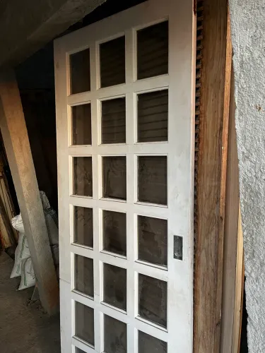 Porta madeira e vidro pintada de branco