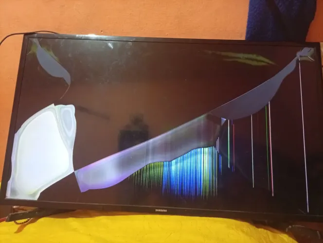 Vendo tv Samsung 43 esmart com a tela quebrada 