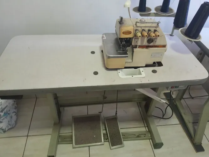 Vendo uma máquina overlok ponto cadeia