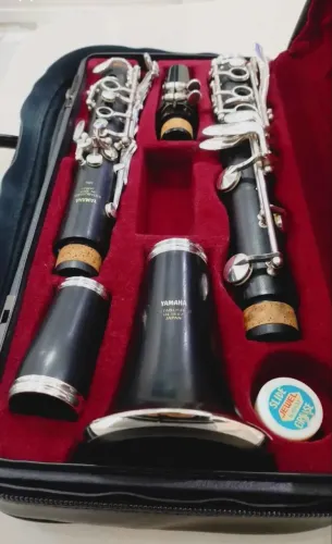 Clarinete Yamaha YCL 450 com boquilha Vandoren