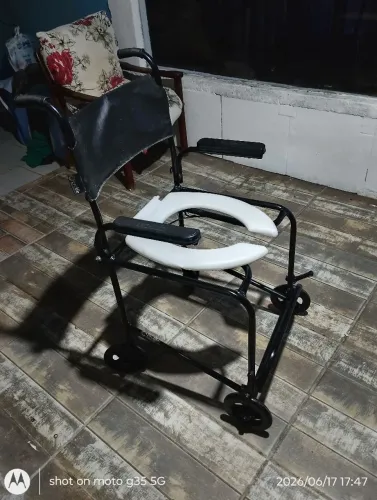 tenho está cadeira de banho muito boa com rodas com freio e asento muinto pratico
