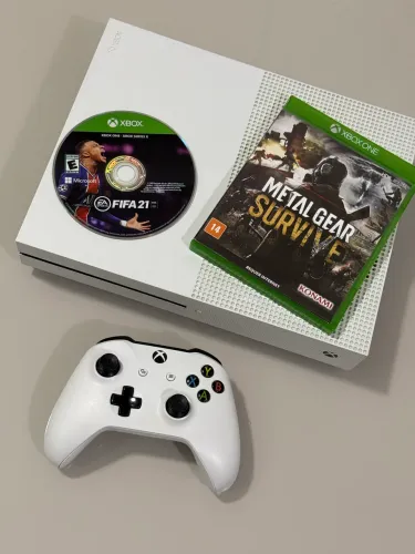 Xbox One S 1TB com 2 jogos e controle
