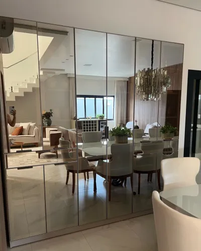 Cristaleira 100 % MDF com vidro reflecta e gavetas com divisórias aveludadas.