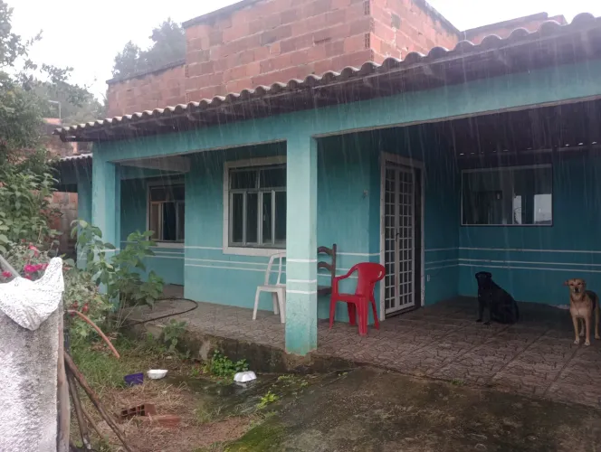 Excelente casa próximo ao centro de Bacaxá 