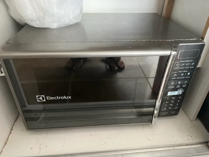 Microondas em bom estado apenas um pouco sujo por dentro