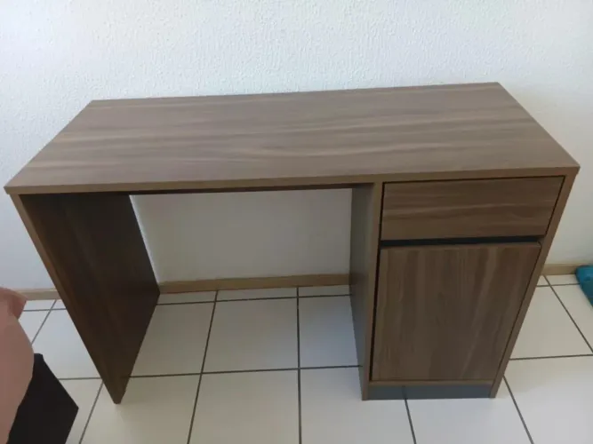 Escrivaninha marrom 1,10m. Com porta e gaveta.