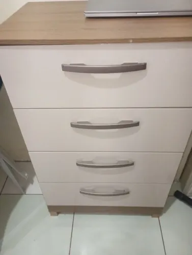 Vendo esta cômoda dois meses de uso ganhei um guarda-roupa