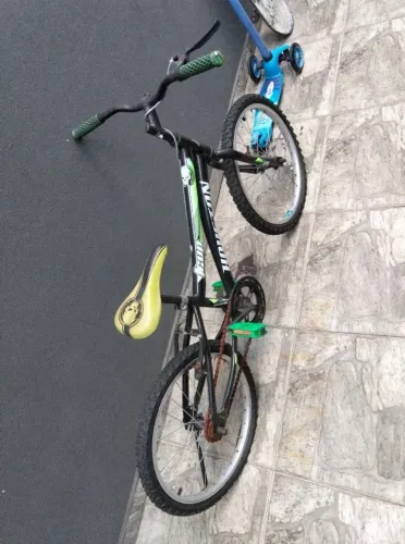 Bicicleta infantil... patinete e skate.
