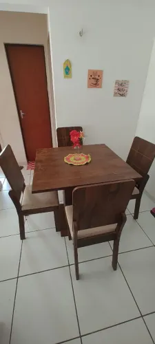 Mesa c 4 Cadeiras ideia para Apartamentos